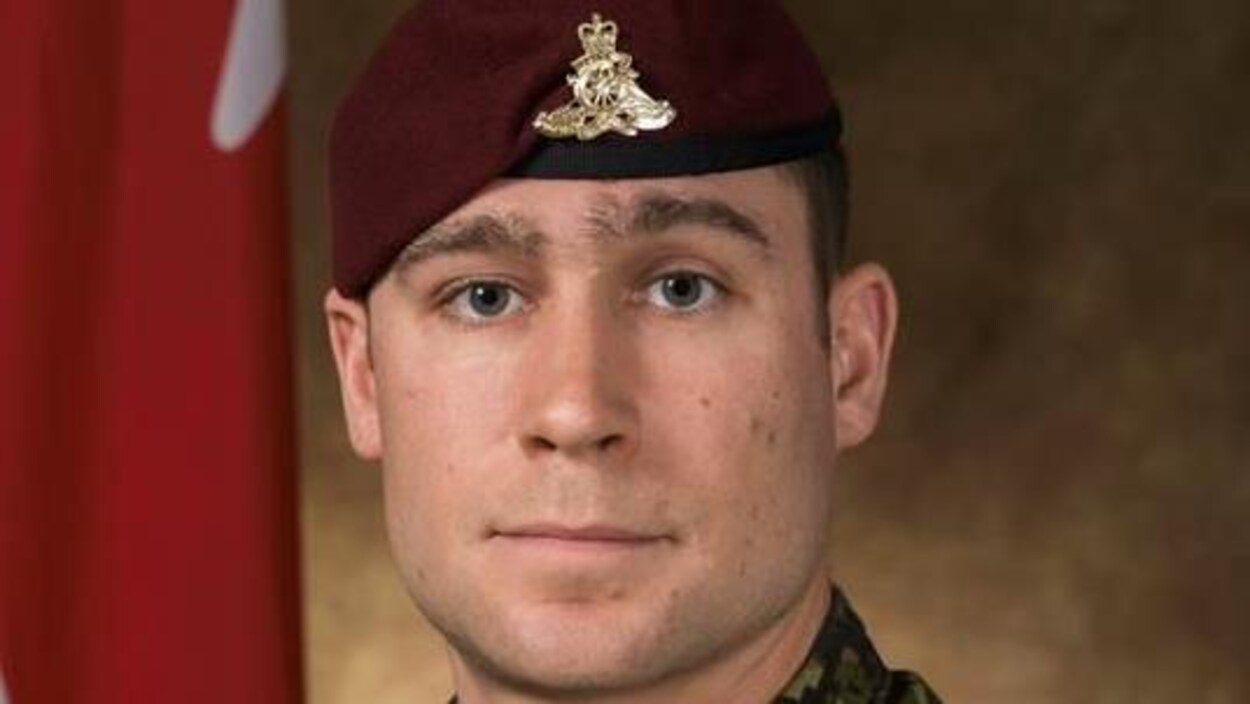 Photo officielle d'un soldat en uniforme.