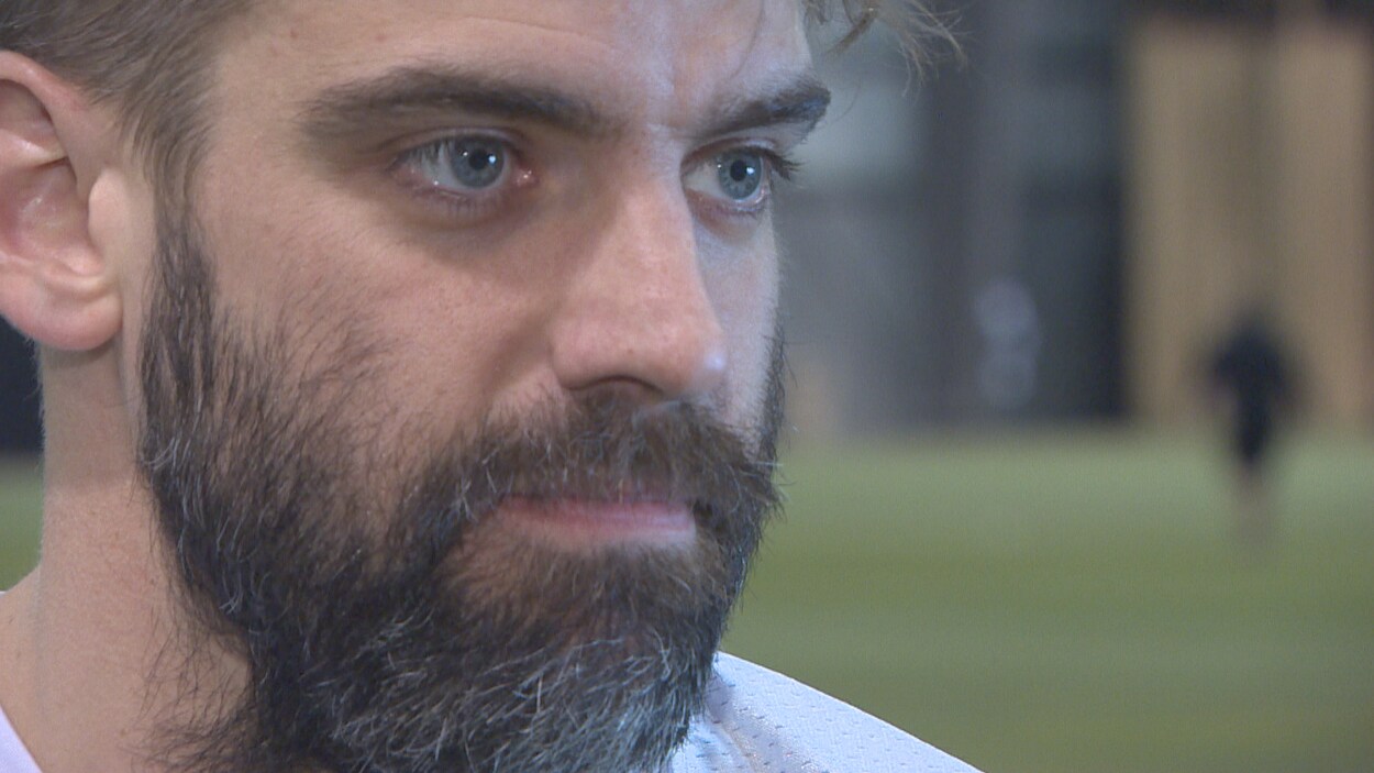 Patrick Lavoie en entrevue à Radio-Canada après un entraînement.