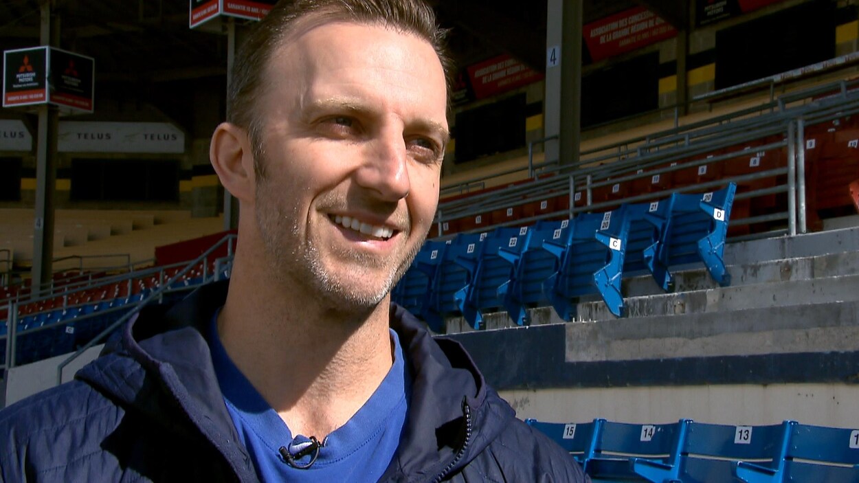 Patrick Scalabrini accorde une entrevue à Radio-Canada dans les gradins du stade Canac, à Québec.