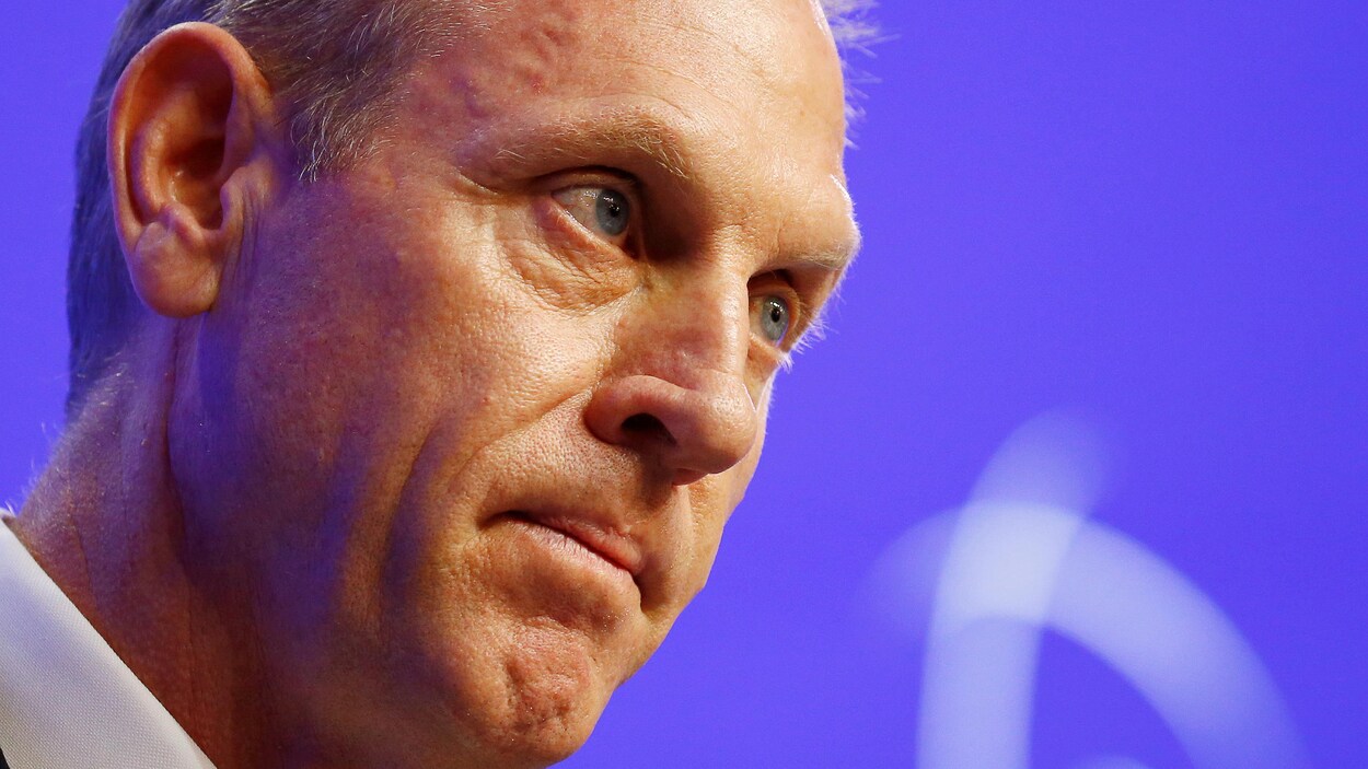 Patrick Shanahan affiche un air sérieux pendant son discours.