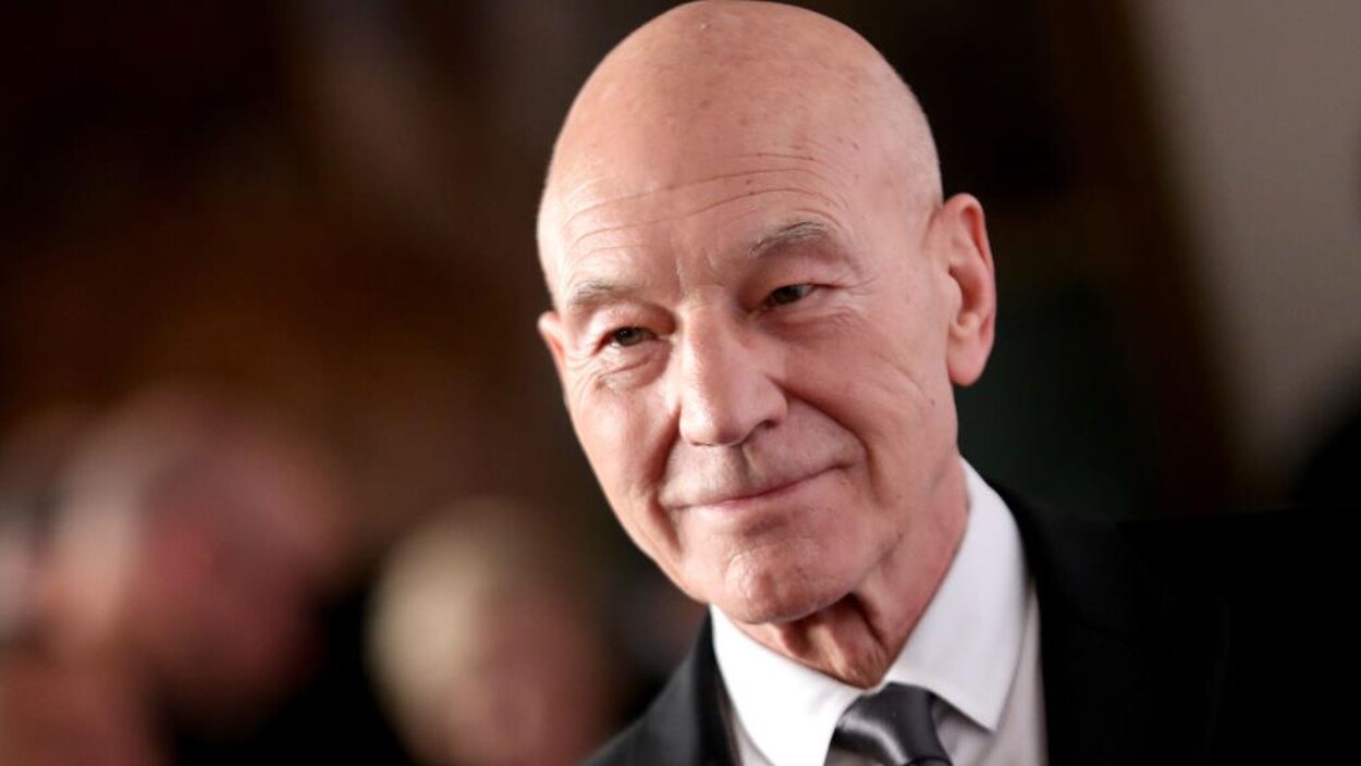 Portrait en gros plan de Patrick Stewart. 