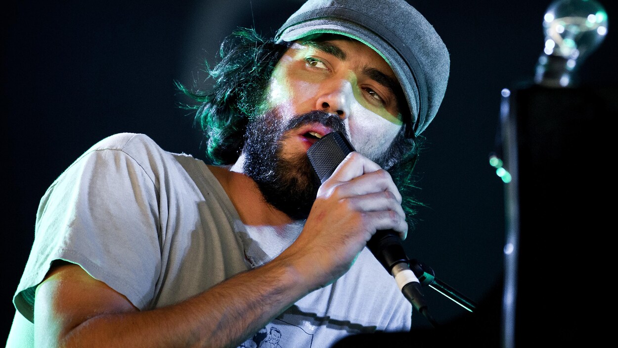 Le chanteur est au micro.