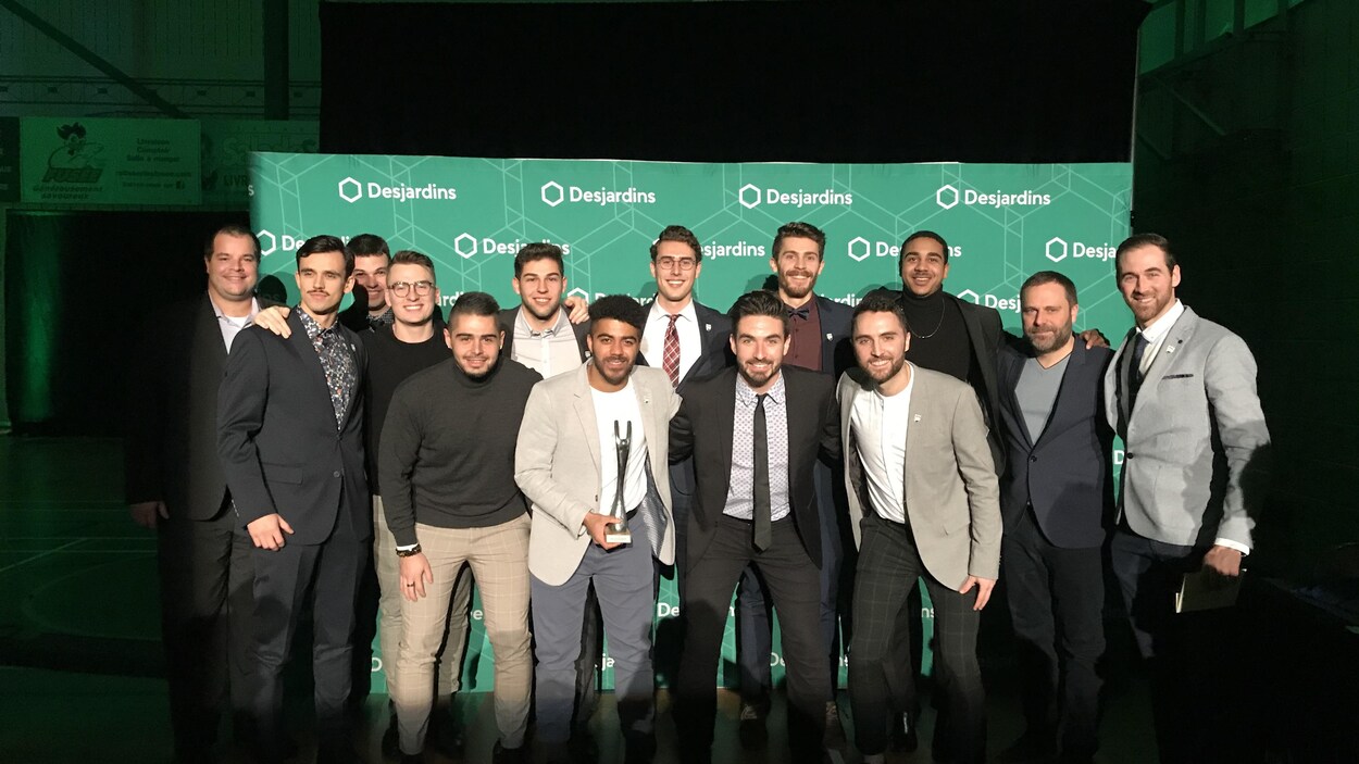 Un groupe d'hommes
