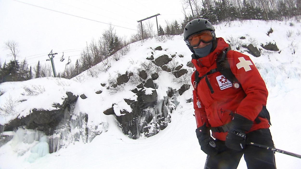 La Patrouille canadienne de ski surveille la sécurité des pistes et intervient en cas d'accident