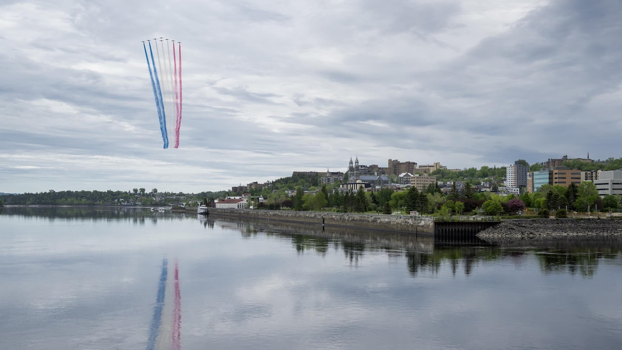 Les avions de la Patrouille de France de passage à Saguenay