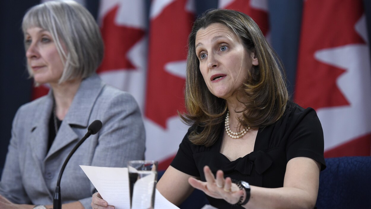 La ministre de la Santé Patty Hajdu et la vice-première ministre Chrystia Freeland en point de presse.