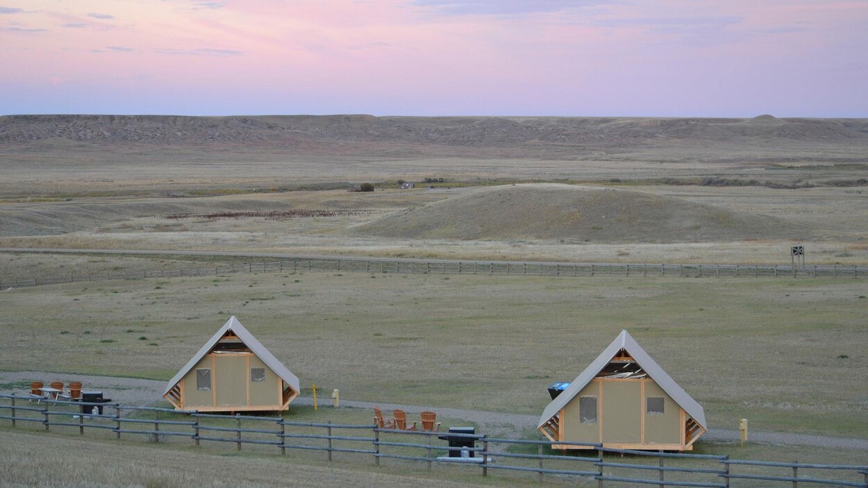 Vue sur deux cabanes dans les prairies, à la tombée du jour. Vue sur deux cabanes dans les prairies, à la tombée du jour.