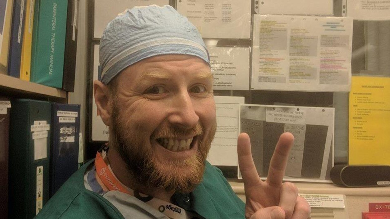 Paul Bennett qui a été tué par balle à Surrey fait un signe de la paix avec sa main gauche alors qu'il porte son uniforme d'infirmier Paul Bennett qui a été tué par balle à Surrey fait un signe de la paix avec sa main gauche alors qu'il porte son uniforme d'infirmier