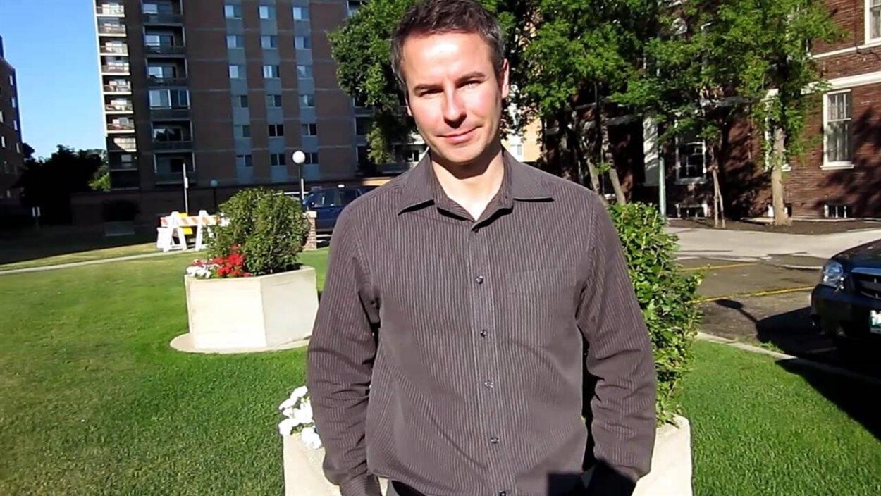L'avocat Paul Hesse vêtu d'une chemise grise à rayures.