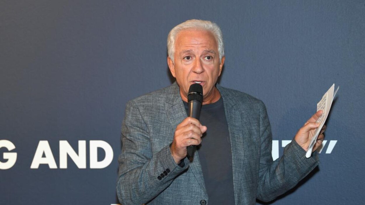 Paul Marciano s'exprimant devant une foule. Paul Marciano s'exprimant devant une foule.