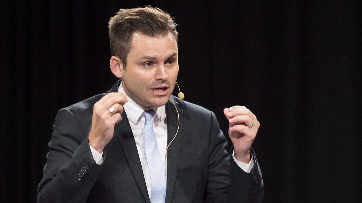 Paul St-Pierre Plamondon gesticule en parlant.