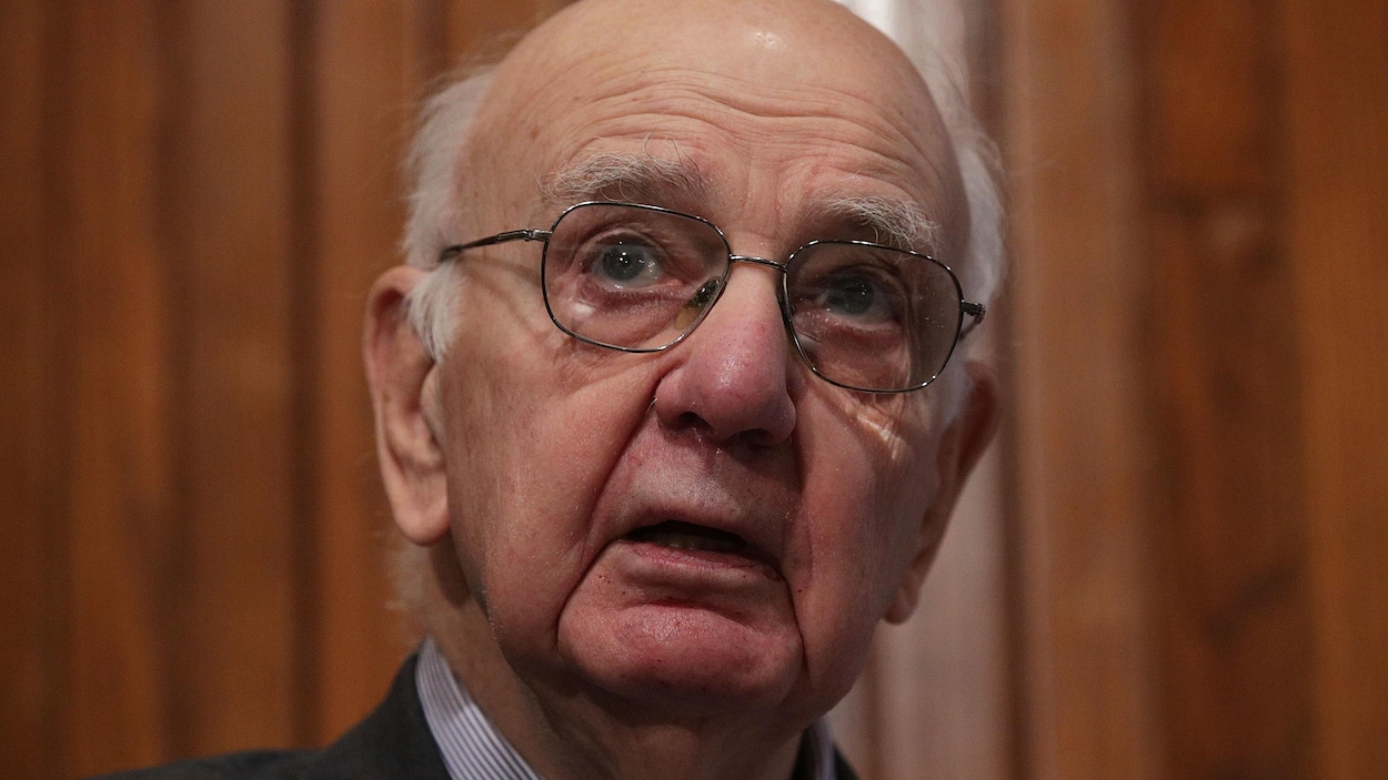 Plan rapproché de M. Volcker.
