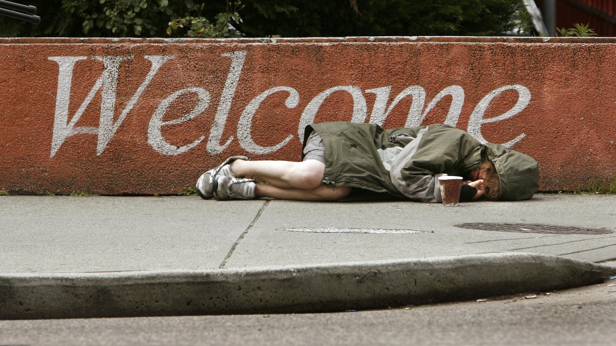 une jeune femme itinérante est allongée sur le sol devant un mur sur lequel est écrit welcome sur fond orange en lettres blanches
une jeune femme itinérante est allongée sur le sol devant un mur sur lequel est écrit welcome sur fond orange en lettres blanches