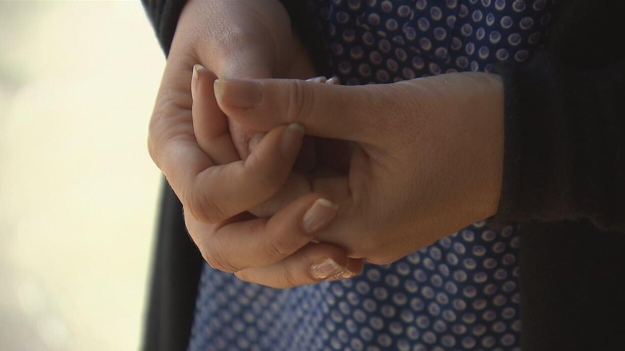 Gros plan sur les mains d'une femme