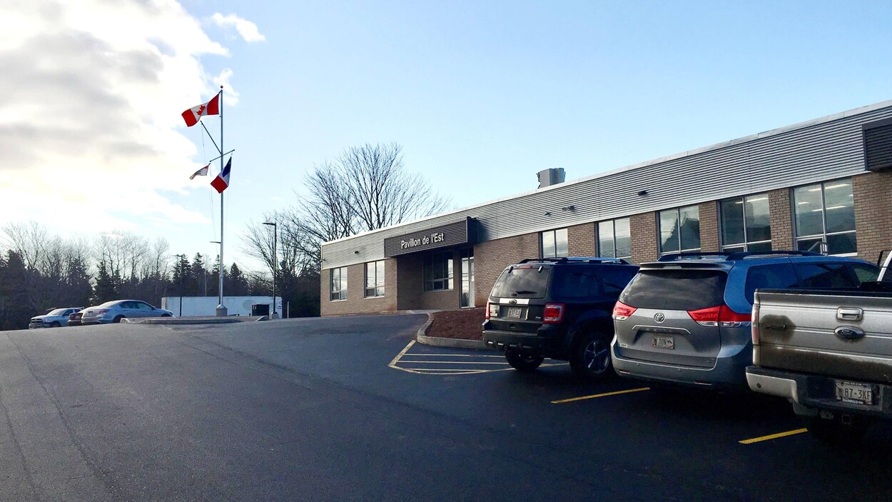 Le Pavillon de l'Est à l'Île-du-Prince-Édouard, qui regroupe l'école de langue française La-Belle-Cloche, une garderie et le Comité acadien et francophone de l'Est.