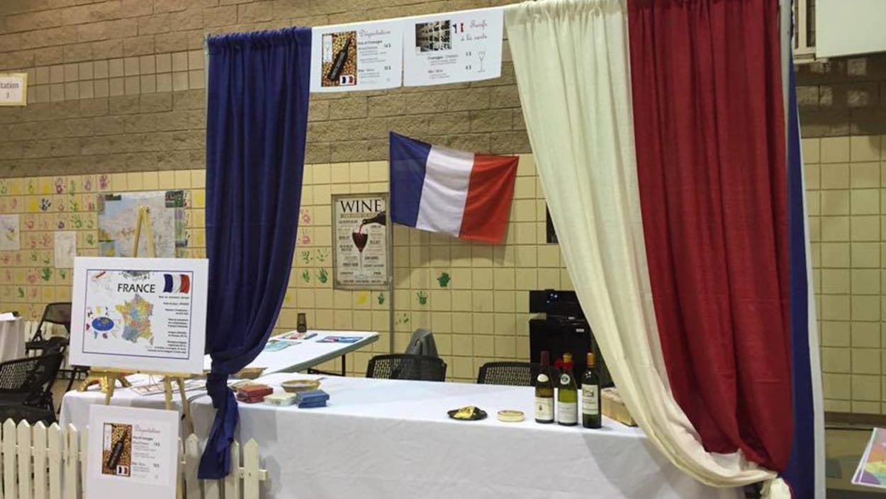 Une des nombreuses tables du pavillon francophone du Festival Mosaic 2016 était décorée aux couleurs de la France.