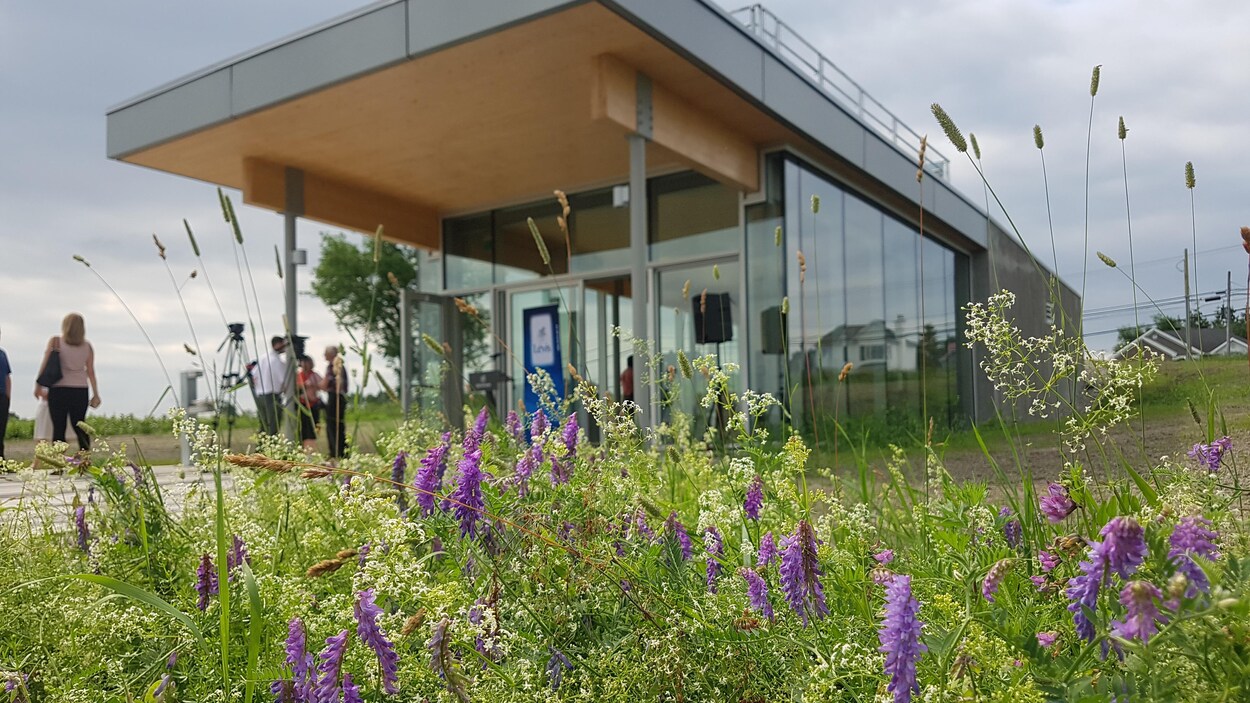 Le pavillon d'accueil a été construit pour offrir une vue complète sur le fleuve Saint-Laurent avec l'installation de plusieurs fenêtres.