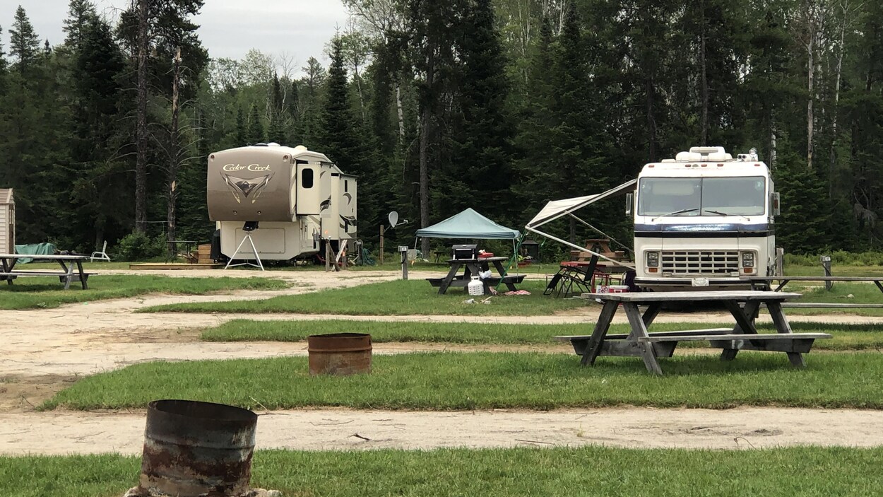 Des véhicules récréatifs sur un terrain de camping.