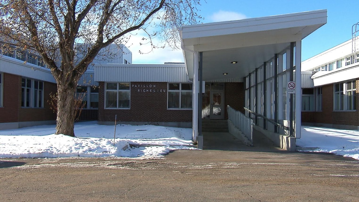 L'extérieur du Pavillon Richelieu en hiver.