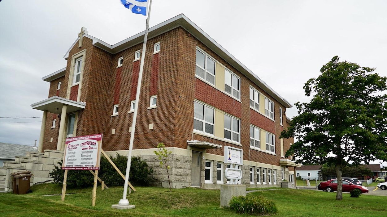 L'une des entrées du pavillon St-Yves de l'école du Grand-Pavois, à Rimouski.