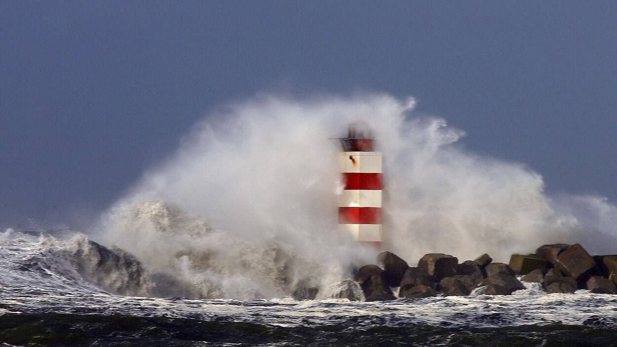 De puissantes vagues s'écrasent sur un phare, au large des Pays-Bas.