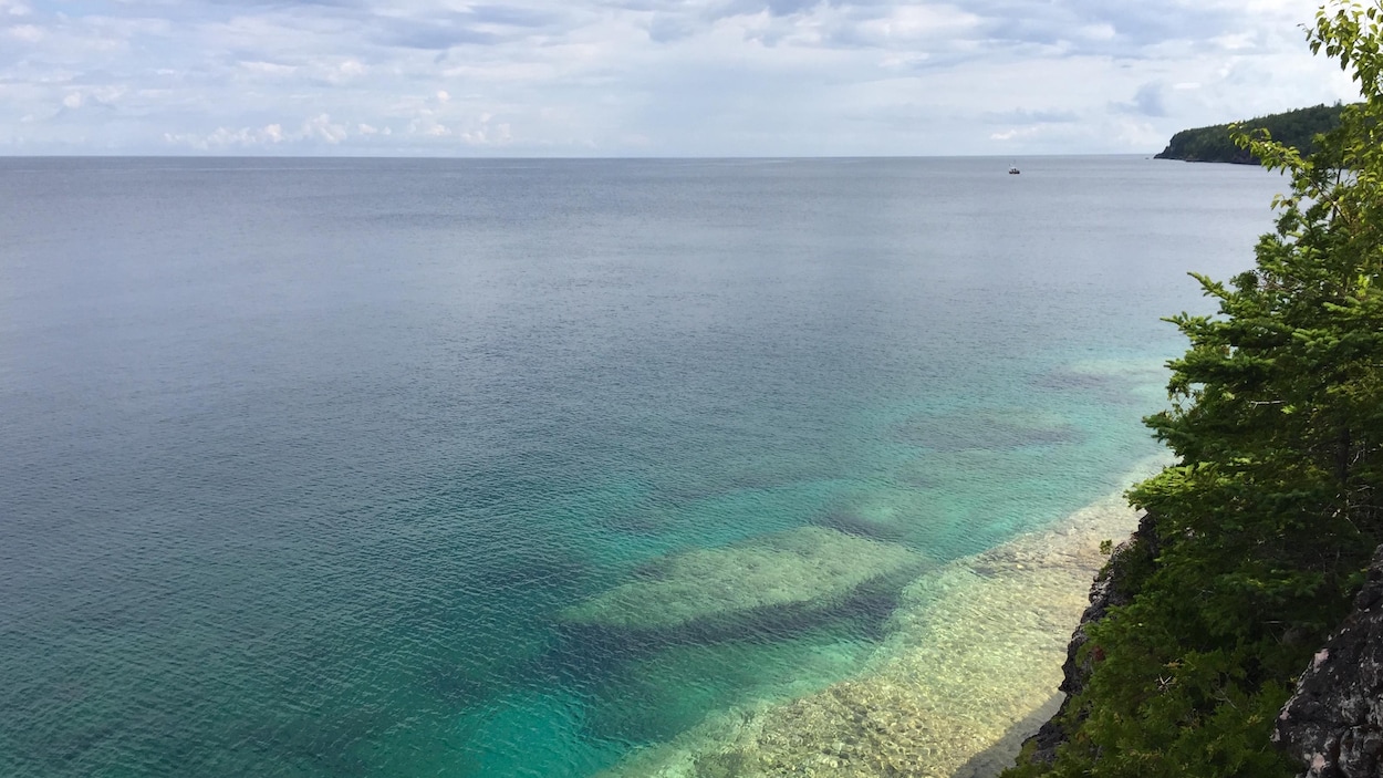 Eaux transparentes du lac Huron depuis les côtes de la Péninsule-Bruce, dans le Nord de l'Ontario
