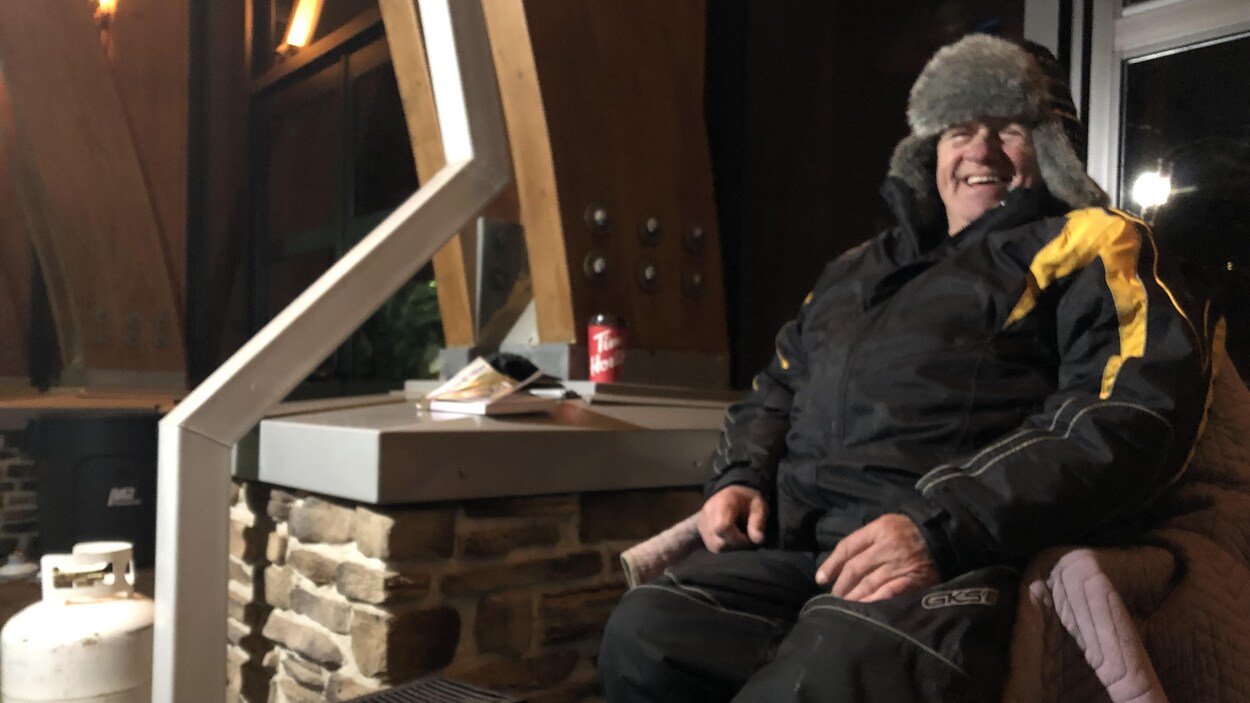 Jean-Paul Desbiens assis sur sa chaise.