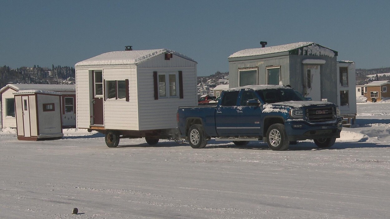 Un pêcheur se prépare à installer sa cabane.