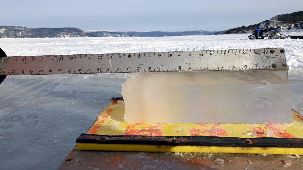 Une règle sur une épais bloc de glace montre qu'il n'y a pas les 30 centimètres de glace effective.