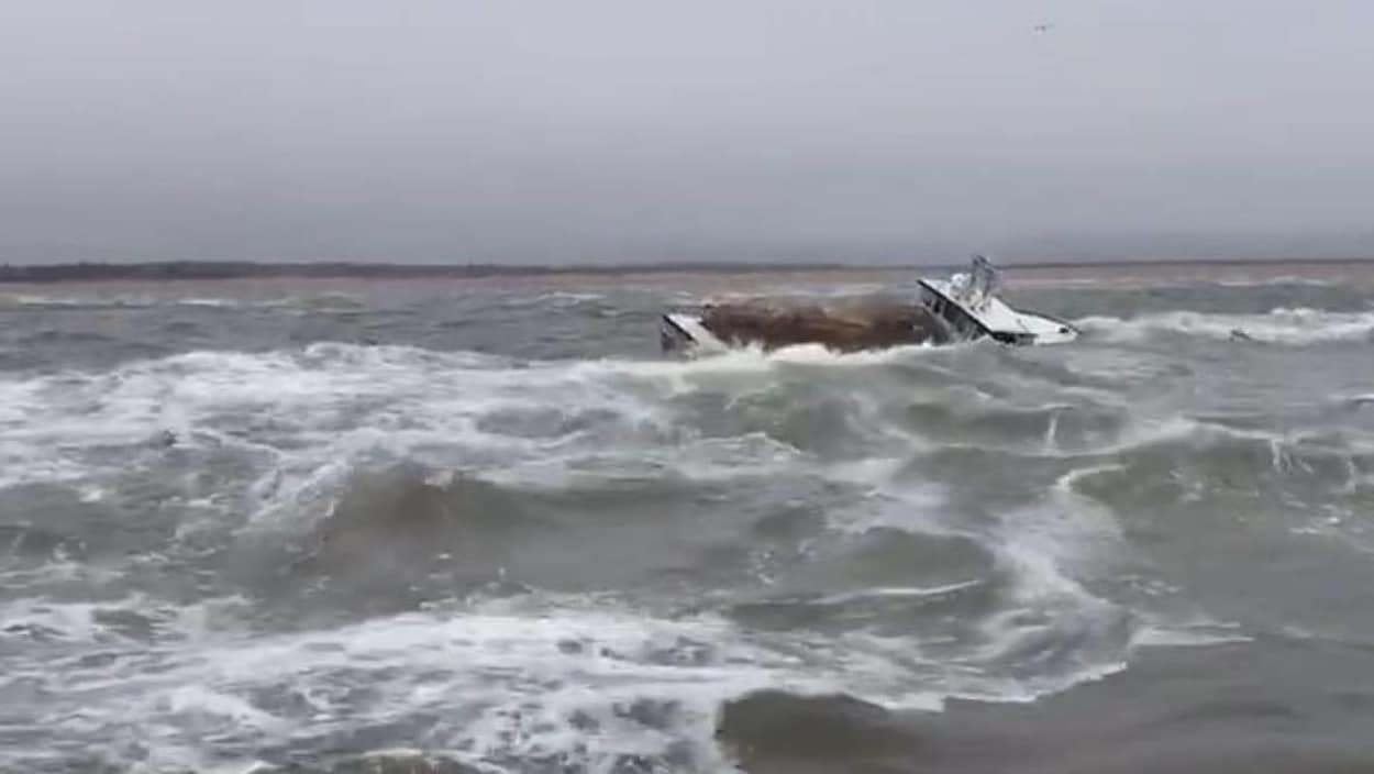 Des pêcheurs de homard ont dû abandonner leur navire à l'Île-du-Prince-Édouard lundi.