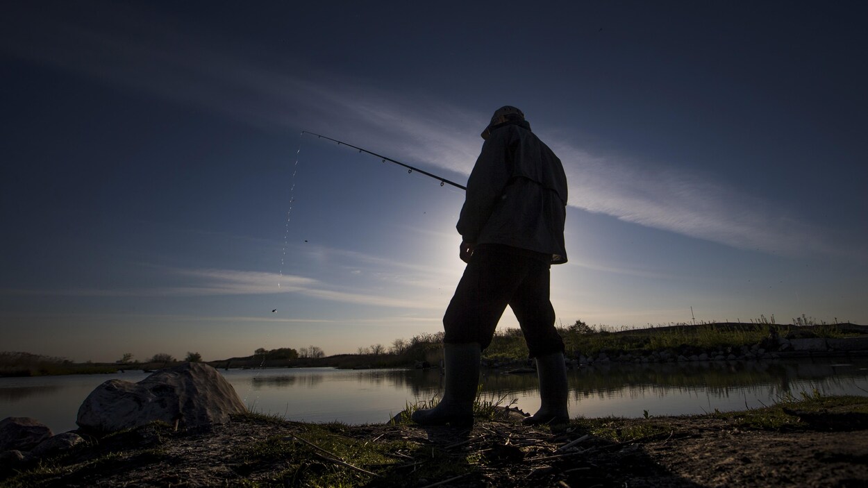 Un homme à la pêche.