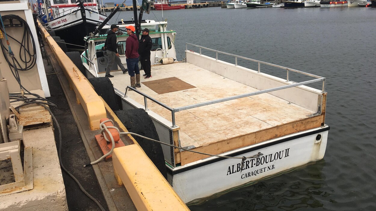 Des hommes sur un bateau de pêcheurs.