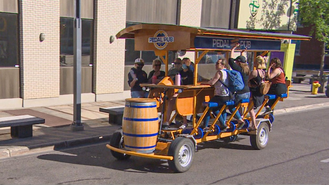 Les terrasses ambulantes de Pedal Pub arrivent à Winnipeg RadioCanada.ca
