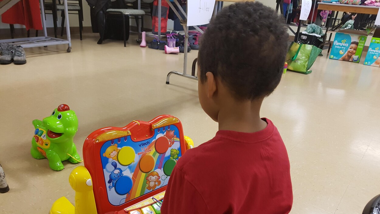 Un enfant dans un centre de pédiatrie Un enfant dans un centre de pédiatrie