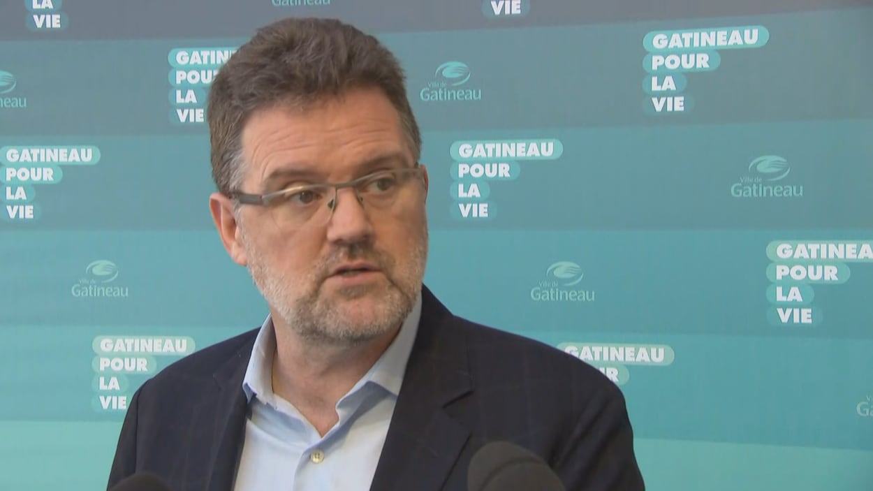 Le maire de Gatineau en point de presse.