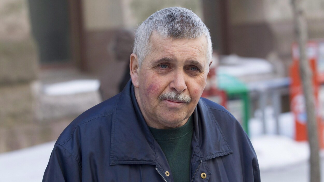 Gordon Stuckless devant le tribunal.
