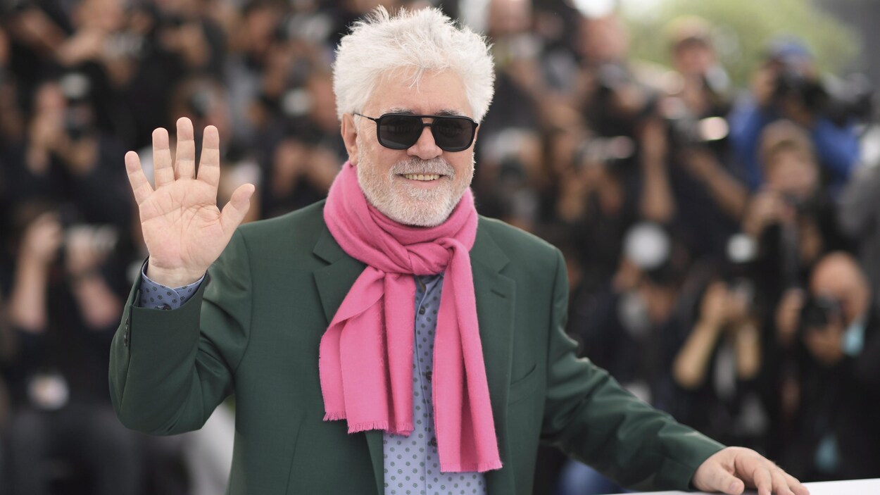 Pedro Almodóvar faisant une signe de la main sur la Croisette