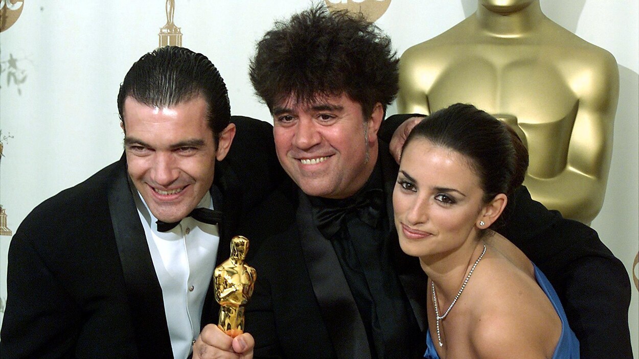 Pedro Almodóvar, entouré de Penélope Cruz et d'Antonio Banderas, pose avec l'Oscar du meilleur film en langue étrangère reçu pour Tout sur ma mère en 2000. Pedro Almodóvar, entouré de Penélope Cruz et d'Antonio Banderas, pose avec l'Oscar du meilleur film en langue étrangère reçu pour Tout sur ma mère en 2000.