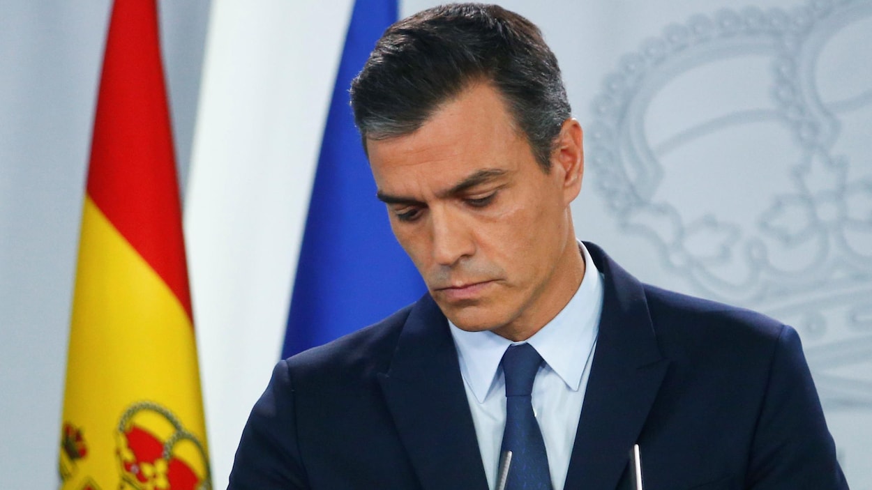 Pedro Sanchez baisse la tête.