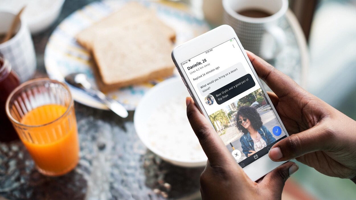 Un usager utilise l'application Peel sur son téléphone intelligent.