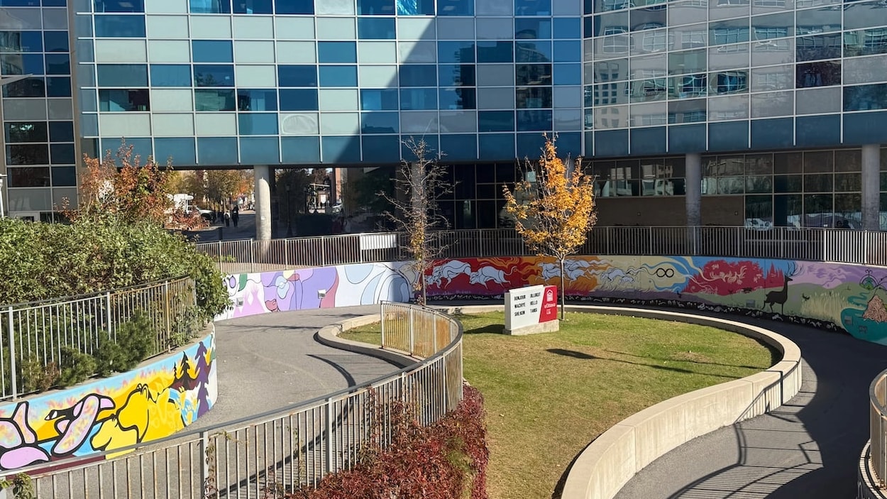 Une fresque autochtone à la station de train de l’Université d’Ottawa