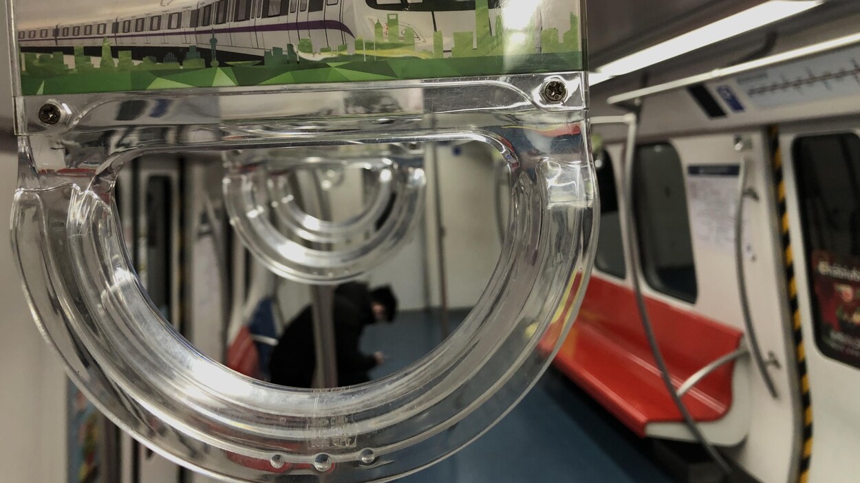 Un homme assis dans un wagon de métro désert.