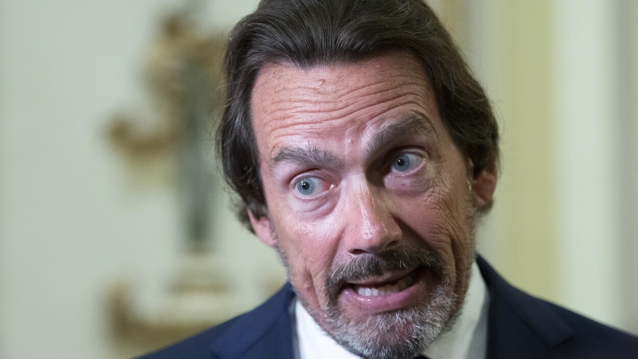 Pierre Karl Péladeau répond aux questions des journalistes à l'Assemblée nationale.