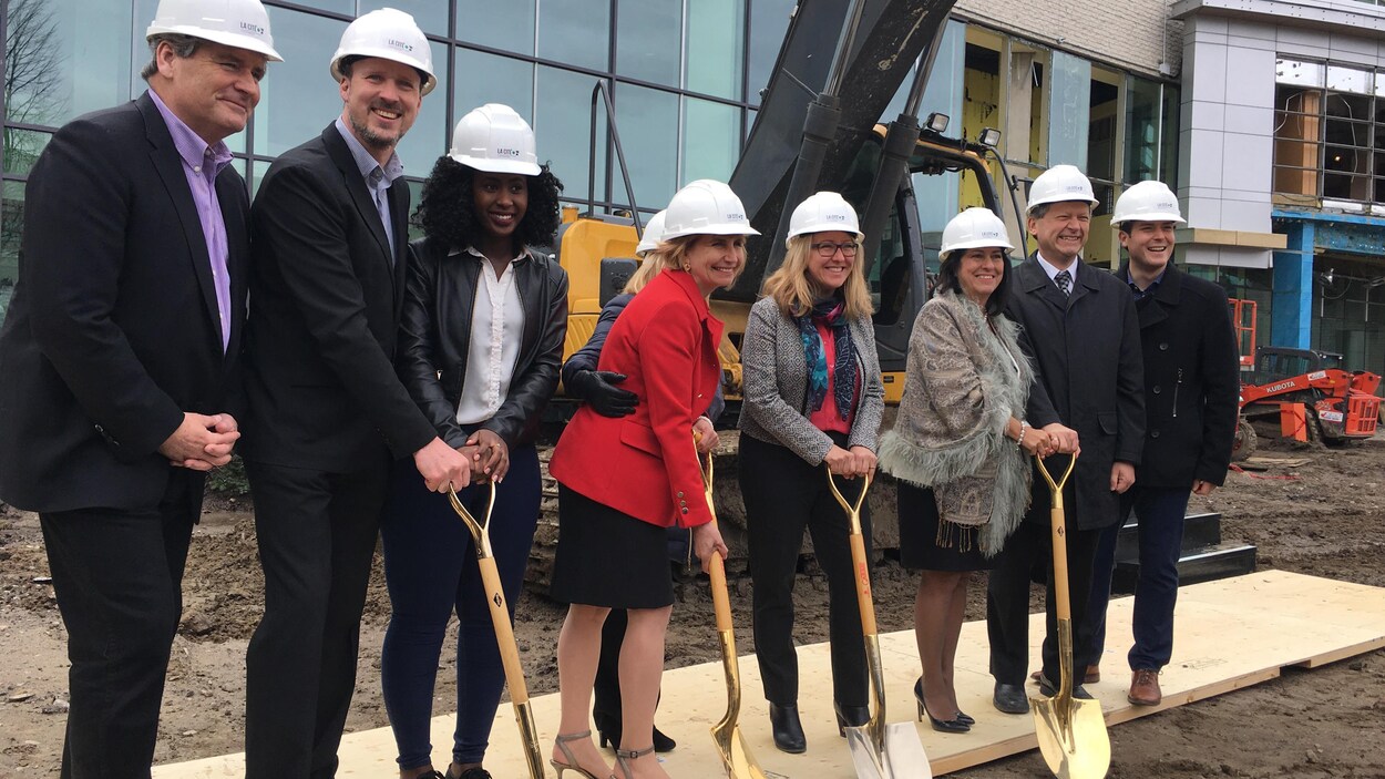 De nombreux dignitaires participent au lancement des travaux de construction du nouveau pavillon de technologie immersive à La Cité d'Ottawa. De nombreux dignitaires participent au lancement des travaux de construction du nouveau pavillon de technologie immersive à La Cité d'Ottawa.