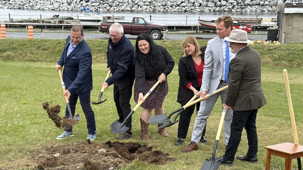 Première pelletée de terre pour le nouveau pavillon des requins