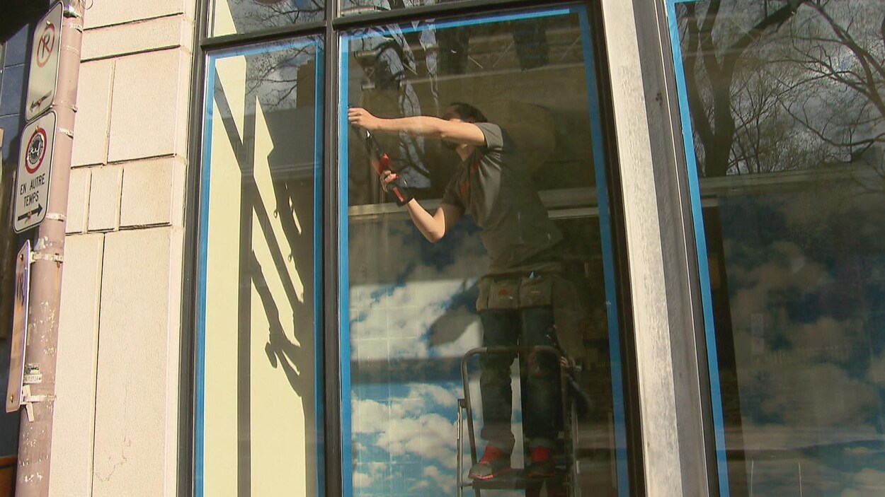 Installation de pellicule de sécurité dans une vitrine Installation de pellicule de sécurité dans une vitrine
