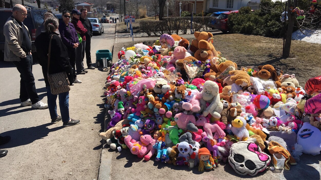 Le cortège partira de la résidence où des centaines de peluches ont été déposées. Le cortège partira de la résidence où des centaines de peluches ont été déposées.