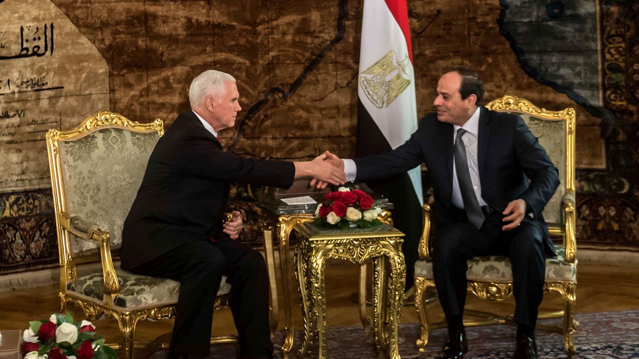 Le vice-président américain, Mike Pence, et le président égyptien. Abdel Fattah al-Sisi, se serre la main. Le vice-président américain, Mike Pence, et le président égyptien. Abdel Fattah al-Sisi, se serre la main.