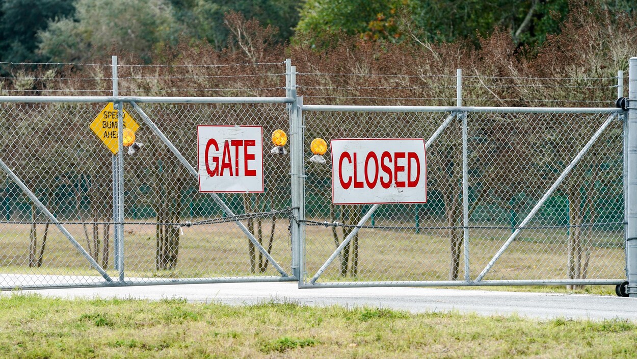 Un grillage fermé à l'entrée d'une base.