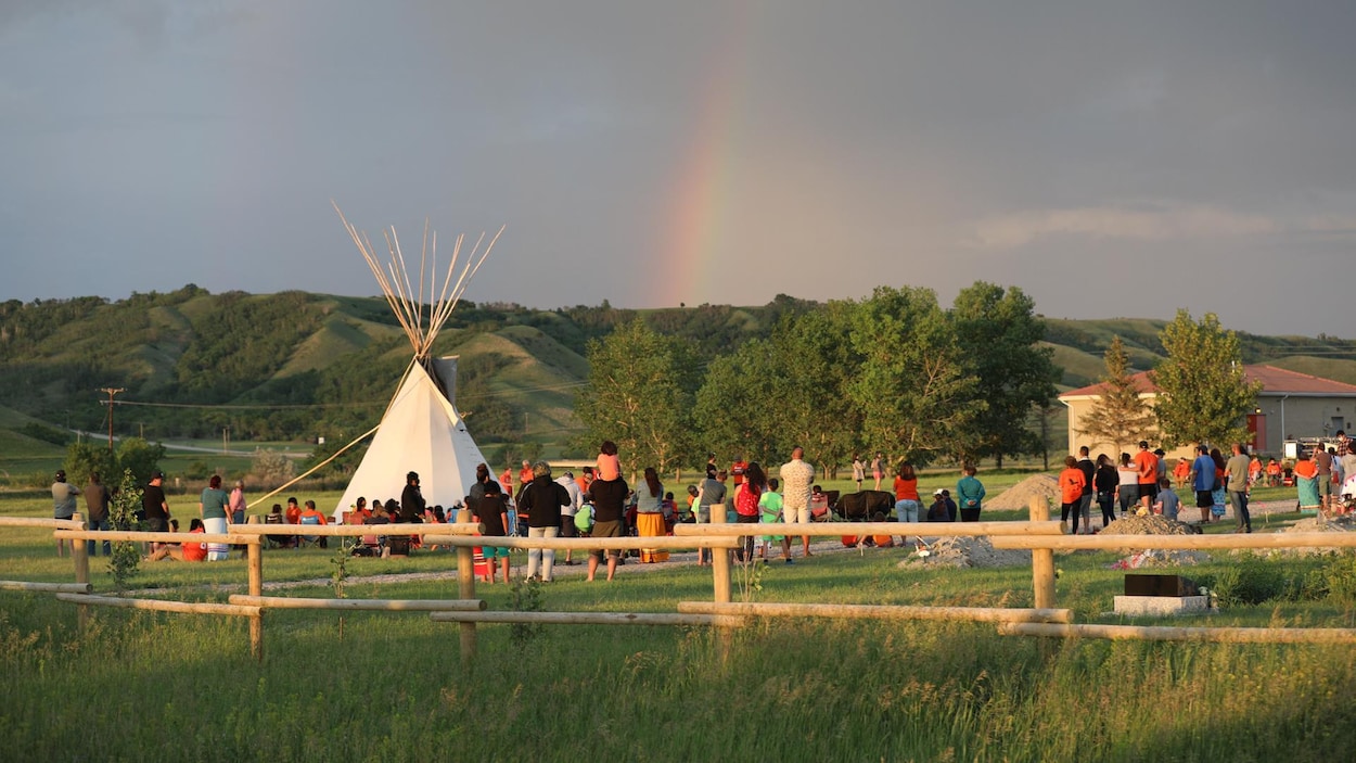 La veillée aux chandelles organisée par la Première Nation Cowessess sur le site de l'ancien pensionnat pour Autochtones de Marieval, en Saskatchewan, le 26 juin 2021.